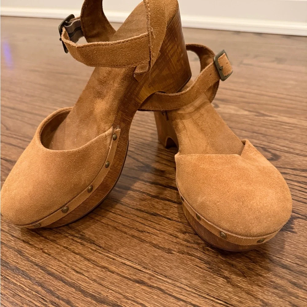 House of Harlow 1960 Tan Suede Platform Clogs with Studs Size 8.5 - Picture 1 of 16